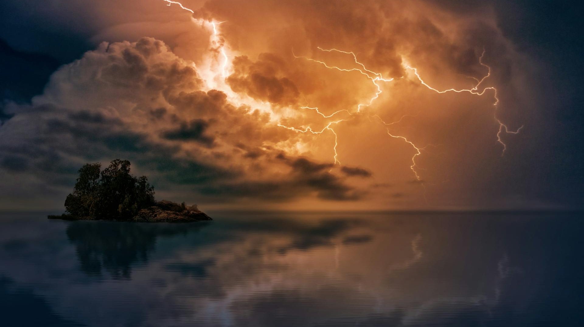 How to shoot lightning photography | Photo by Johannes Plenio
