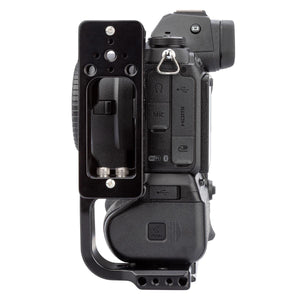 Offset bracket allow for super easy port access, and also charging via USB-C Cable, and bonus it has Cold Shoe on Top